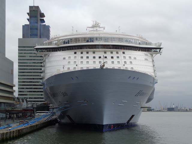 Cruiseschip ms Harmony of the Seas van Royal Caribbean International aan de Cruise Terminal Rotterdam